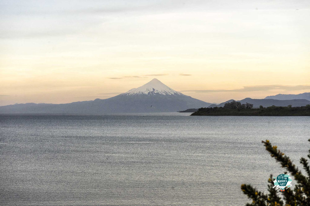 Tramonto sul lago Llanquihue con vista sul vulcano Osorno