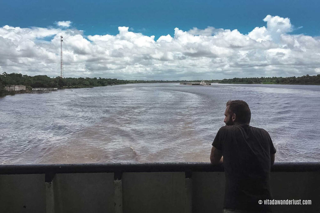 Osservando il Rio degli Amazzoni