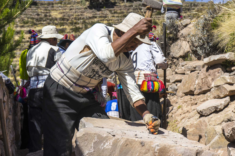 Uomo di Taquile impegnato nella costruzione della strada principale di Taquile