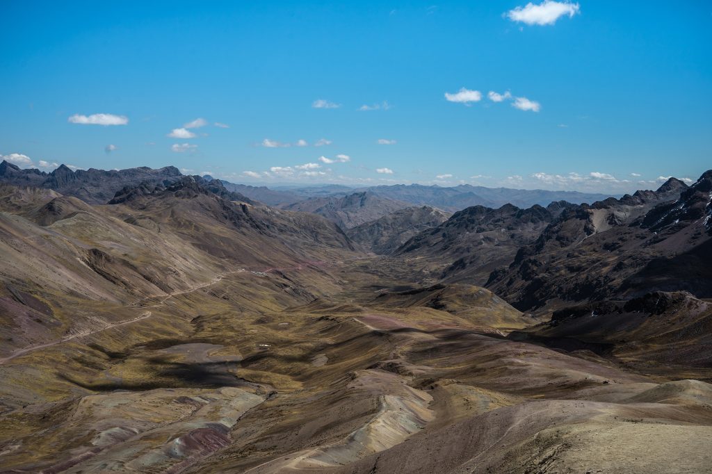 Una vista sulla vallata e sul sentiero per raggiungere la Montagna Arcobaleno