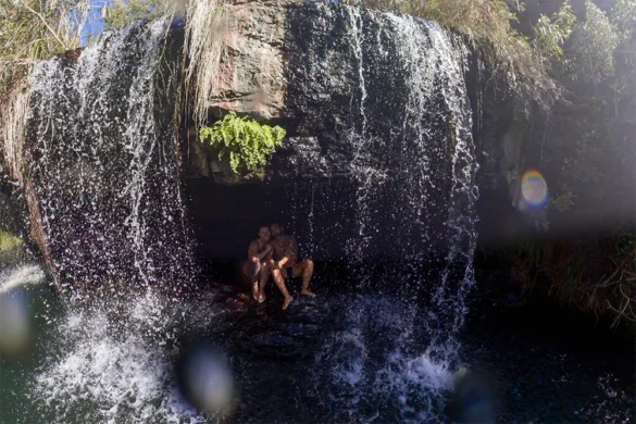 Sotto la cascata di Fern Pool – Karijini National Park Sotto la cascata di Fern Pool - Karijini National Park