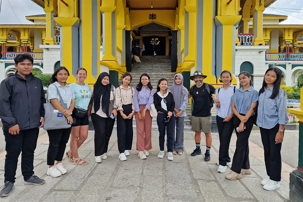 Slow Travel - Foto con alcuni ragazzi a Medan