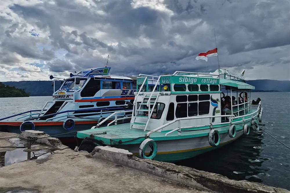 Lago Toba - Barche al molo di Parapat